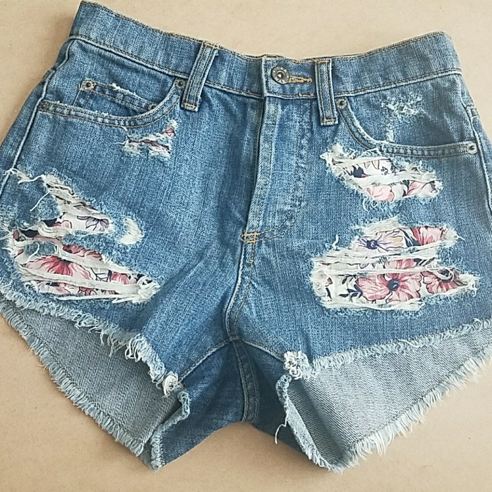 NWT Carmar LF Mid Rise Floral Patch Shorts Sz 26